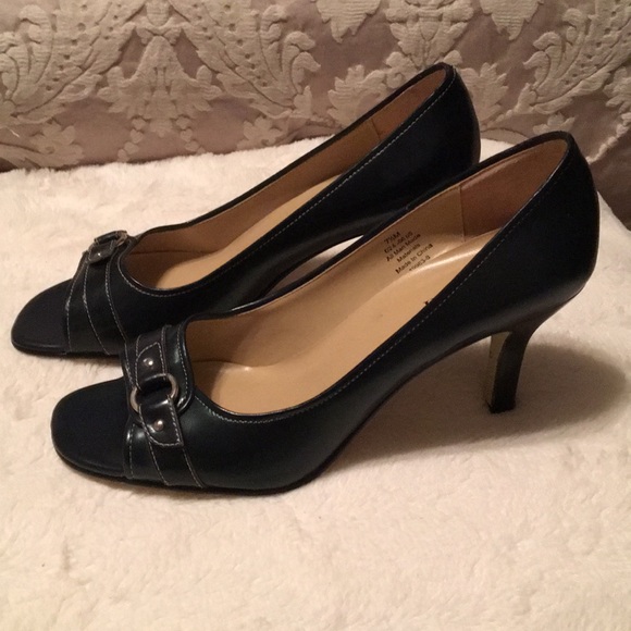 NWOT Navy blue heels with buckle - Picture 3 of 8